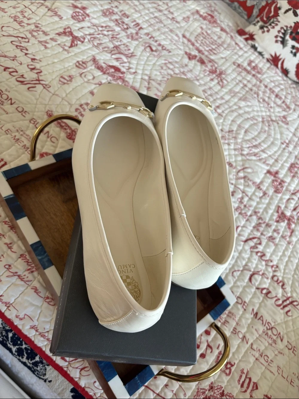 Vince Camuto Ivory Leather VIRNA Flats with Gold Hardware SZ 10M (Like New)